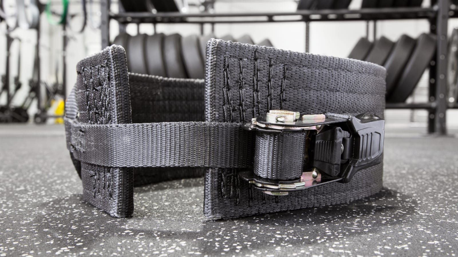 Ratcheting weight lifting belt store